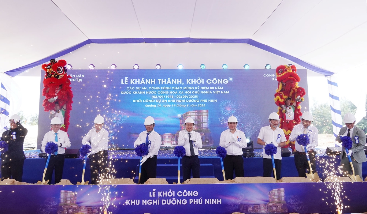 Các đại biểu thực hiện nghi thức khởi công Dự án Khu nghỉ dưỡng Phú Ninh