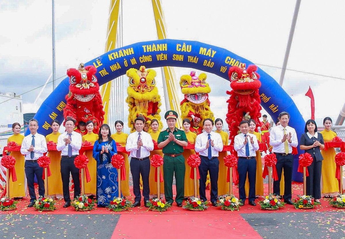 Cầu Máy Chai (cầu Hoàng Gia) thuộc Dự án Khu vui chơi giải trí, nhà ở và công viên sinh thái đảo Vũ Yên (Vinhomes Royal Island) - Hải Phòng cũng chính thức được khánh thành sáng 19/8/2025.