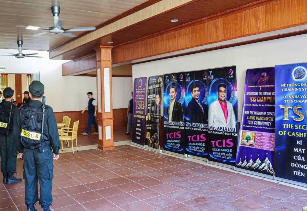 Cơ quan Công an tiến hành khám xét tại hiện trường. Ảnh: Cổng thông tin điện tử Bộ Công an.