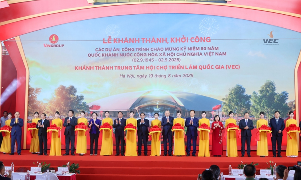 Các đồng chí lãnh đạo, nguyên lãnh đạo Đảng, Nhà nước và các đại biểu thực hiện nghi thức khởi công, khánh thành 250 công trình tại điểm cầu trung tâm - Ảnh: VGP/Nhật Bắc