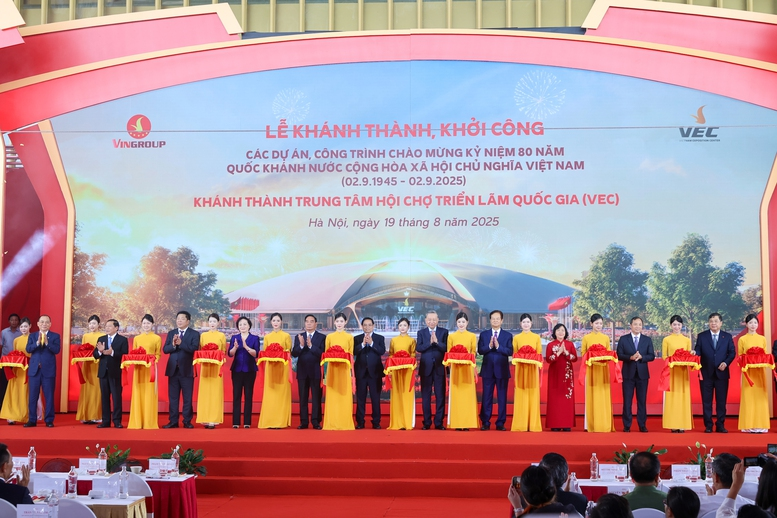 Các đồng chí lãnh đạo, nguyên lãnh đạo Đảng, Nhà nước và các đại biểu thực hiện nghi thức khởi công, khánh thành 250 công trình tại điểm cầu trung tâm - Ảnh: VGP/Nhật Bắc