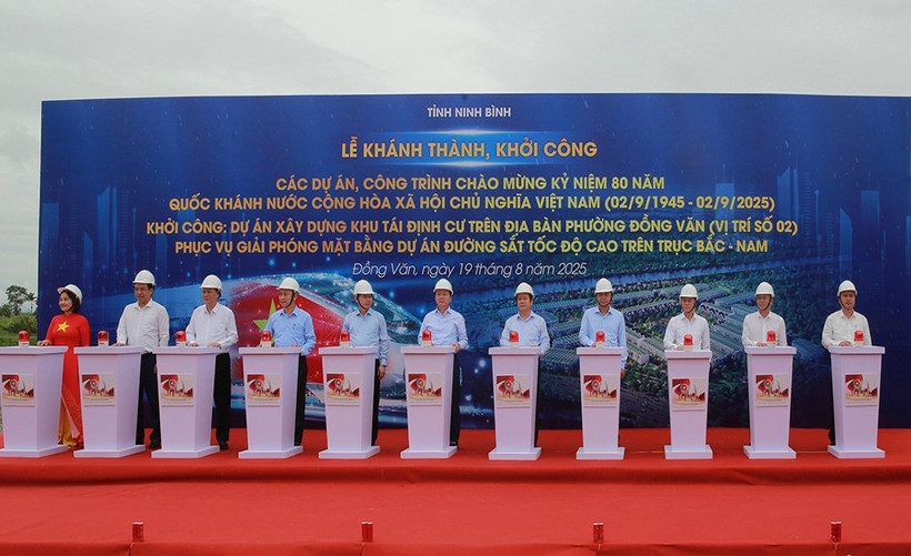 Phó Thủ tướng Trần Hồng Hà cùng các đại biểu bấm nút khởi công Dự án Khu tái định cư (vị trí số 02) tại phường Đồng Văn, tỉnh Ninh Bình. 