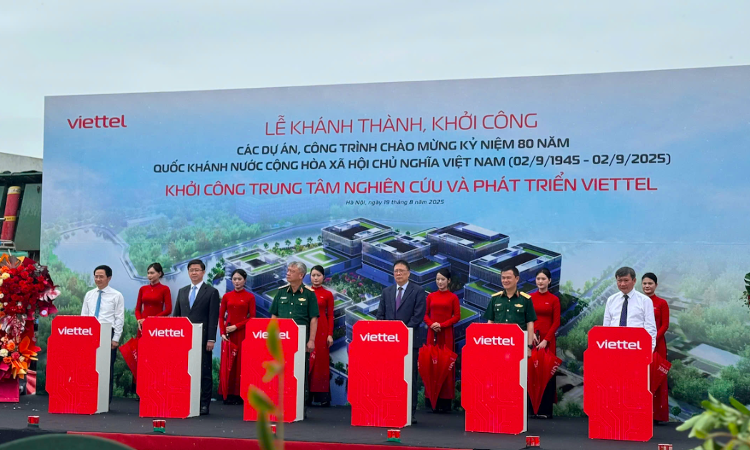 Các đại biểu bấm nút khởi công Dự án Trung tâm Nghiên cứu và Phát triển Viettel tại Khu Công nghệ cao Hòa Lạc sáng 19/8.