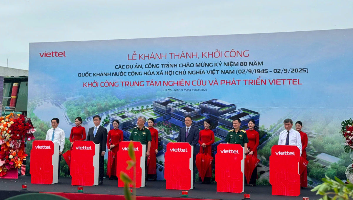 Các đại biểu bấm nút khởi công Dự án Trung tâm Nghiên cứu và Phát triển Viettel tại Khu Công nghệ cao Hòa Lạc sáng 19/8.