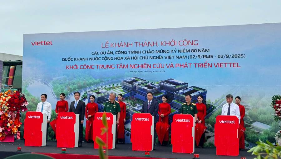 Các đại biểu bấm nút khởi công Dự án Trung tâm Nghiên cứu và Phát triển Viettel tại Khu Công nghệ cao Hòa Lạc sáng 19/8.