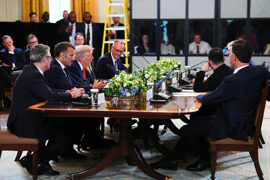 Tổng thống Mỹ Donald Trump phát biểu bên cạnh Thủ tướng Anh Keir Starmer, Tổng thống Pháp Emmanuel Macron và Thủ tướng Đức Friedrich Merz trong cuộc họp với Tổng thống Ukraine Volodymyr Zelenskiy và các nhà lãnh đạo châu Âu tại Nhà Trắng ngày 18/8/2025 - Ảnh: Shutterstock