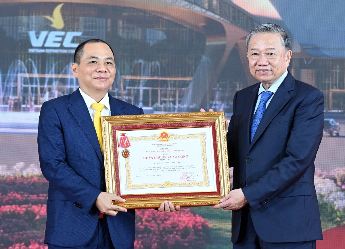 Tổng Bí thư Tô Lâm thay mặt lãnh đạo Đảng, Nhà nước trao tặng Huân chương Lao động hạng Nhất cho ông Phạm Nhật Vượng - Chủ tịch Tập đoàn Vingroup - vì thành tích đặc biệt xuất sắc của Tập đoàn tại Trung tâm Hội chợ Triển lãm Quốc gia.