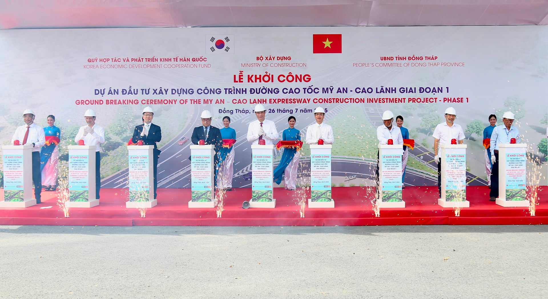 Các đại biểu thực hiện nghi lễ khởi công giai đoạn 2 cao tốc Đồng Đăng - Trà Lĩnh.