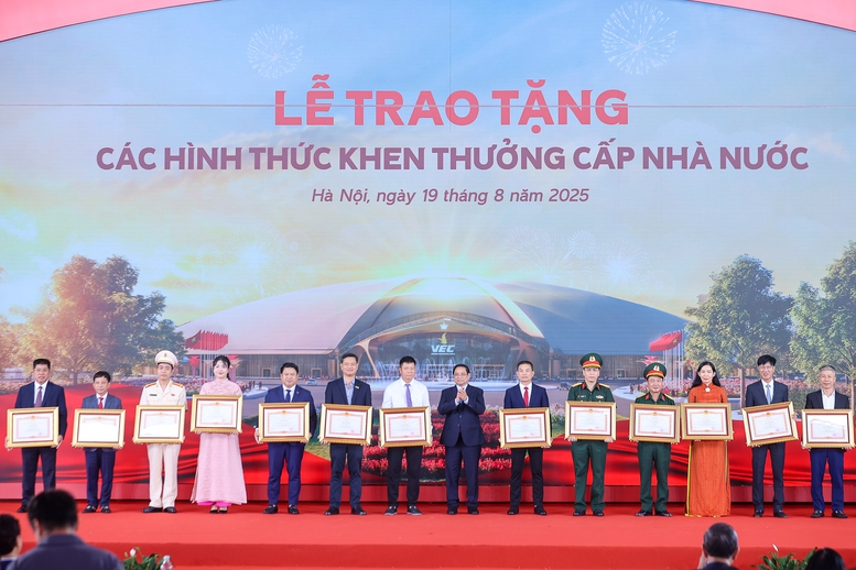 Thủ tướng trao tặng Bằng khen cho nhiều tổ chức, cá nhân có nhiều thành tích giúp đưa nhiều dự án trọng điểm được khánh thành đúng thời hạn - Ảnh: VGP/Nhật Bắc