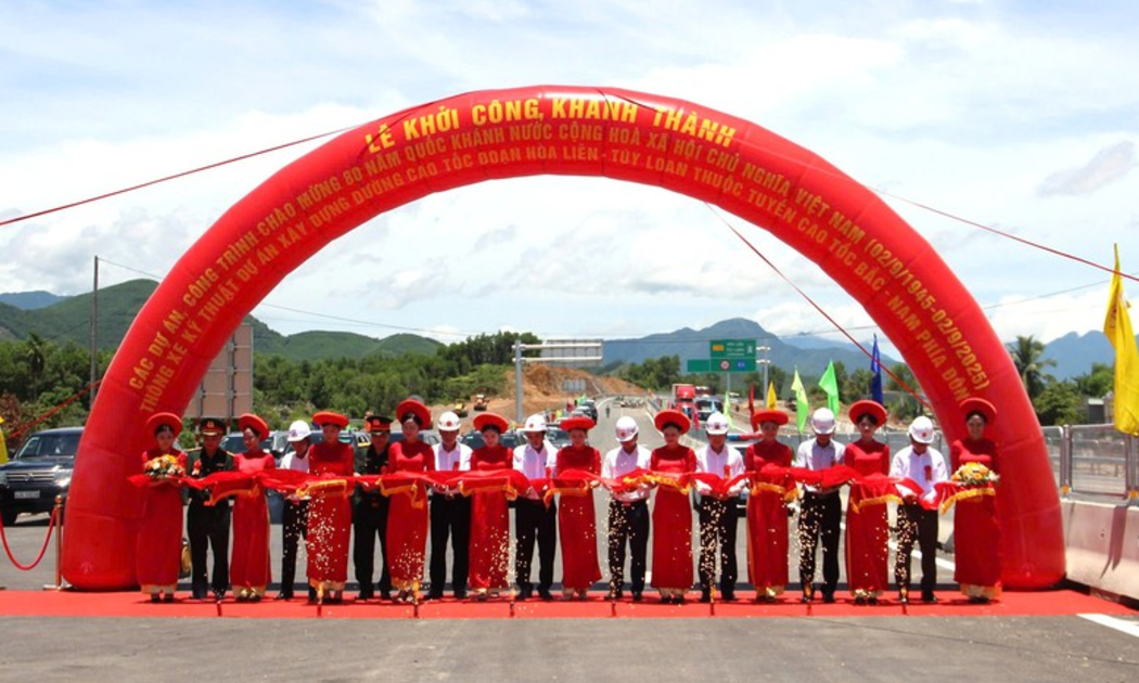 Lễ thông xe kỹ thuật Dự án cao tốc đoạn Hòa Liên - Túy Loan. Ảnh: VGP