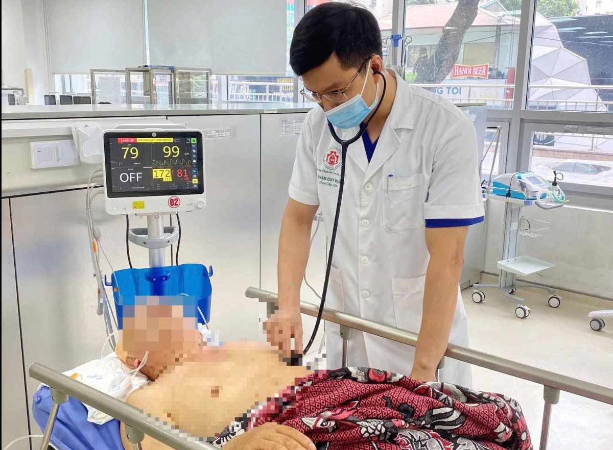 Bác sĩ khoa Cấp cứu, Bệnh viện Trung ương Quân đội 108, thăm khám cho bệnh nhân uống An cung ngưu hoàng hoàn chữa đột quỵ.&nbsp;