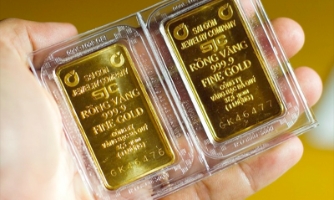 Domestic gold prices hit record high