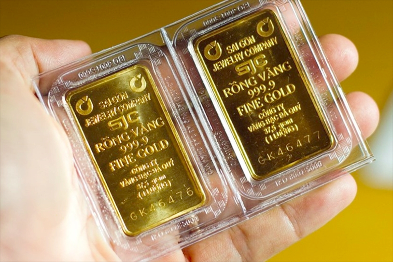 Domestic gold prices hit record high