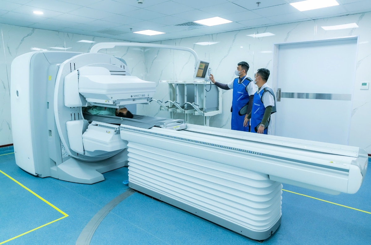 Bệnh viện được trang bị nhiều thiết bị y tế hiện đại như hệ thống xạ trị Synergy Platform, PET/CT, SPECT/CT, MRI 1.5 Tesla, CLVT 128 lát cắt, cùng 16 phòng mổ đạt chuẩn kiểm soát nhiễm khuẩn. Đơn vị đã triển khai gần 700 kỹ thuật chuyên sâu, bao gồm hóa trị cá thể hóa, điều trị đích, miễn dịch và xạ trị gia tốc