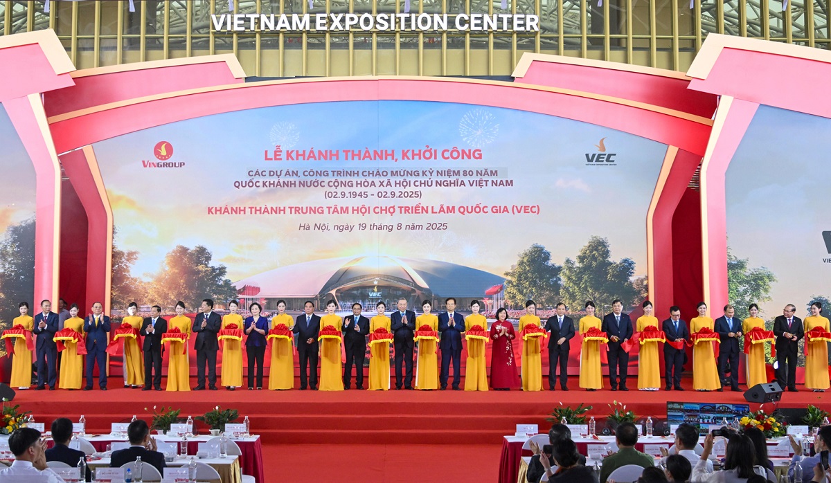 Tổng Bí thư, Thủ tướng Chính phủ và các đại biểu cắt băng khánh thành Trung tâm Hội chợ Triển lãm Quốc gia - công trình trọng điểm quốc gia.