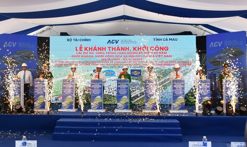 Các đại biểu thực hiện nghi thức bấm nút khởi công Dự án mở rộng, nâng cấp Cảng Hàng không Cà Mau -&nbsp;Ảnh: Cổng thông tin điện tử tỉnh Cà Mau.