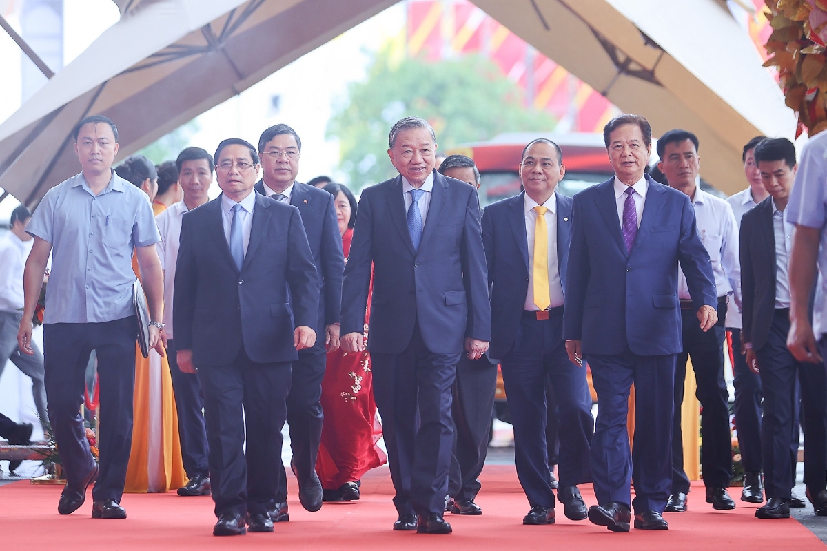 Tổng Bí thư Tô Lâm, Thủ tướng Chính phủ Phạm Minh Chính, nguyên Thủ tướng Chính phủ Nguyễn Tấn Dũng cùng các đại biểu tới dự lễ khởi công, khánh thành 250 công trình tại điểm cầu trung tâm (Hà Nội) - Ảnh: VGP/Nhật Bắc.