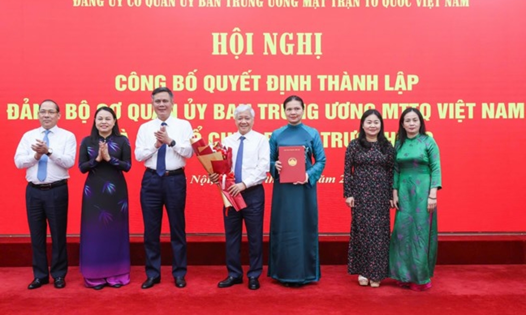 Ông Đỗ Văn Chiến, Ủy viên Bộ Chính trị, Bí thư Trung ương Đảng, Bí thư Đảng ủy Mặt trận Tổ quốc, các đoàn thể Trung ương, Chủ tịch Ủy ban Trung ương Mặt trận Tổ quốc Việt Nam cùng các đồng chí trong Ban Thường vụ nhận Quyết định và hoa chúc mừng thành lập Đảng bộ Cơ quan Ủy ban Trung ương Mặt trận Tổ quốc Việt Nam. Ảnh: mattran.org.vn. 