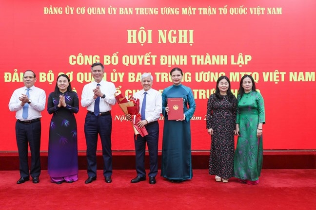 Ông Đỗ Văn Chiến, Ủy viên Bộ Chính trị, Bí thư Trung ương Đảng, Bí thư Đảng ủy Mặt trận Tổ quốc, các đoàn thể Trung ương, Chủ tịch Ủy ban Trung ương Mặt trận Tổ quốc Việt Nam cùng các đồng chí trong Ban Thường vụ nhận Quyết định và hoa chúc mừng thành lập Đảng bộ Cơ quan Ủy ban Trung ương Mặt trận Tổ quốc Việt Nam. Ảnh: mattran.org.vn. 