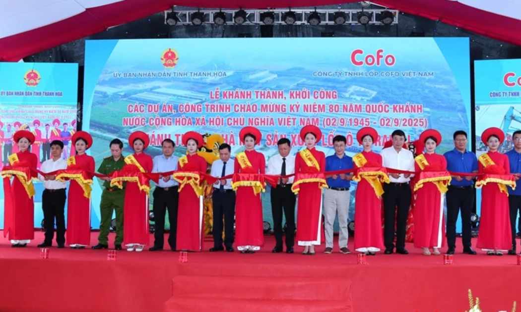 Các đại biểu thực hiện nghi thức cắt băng khánh thành