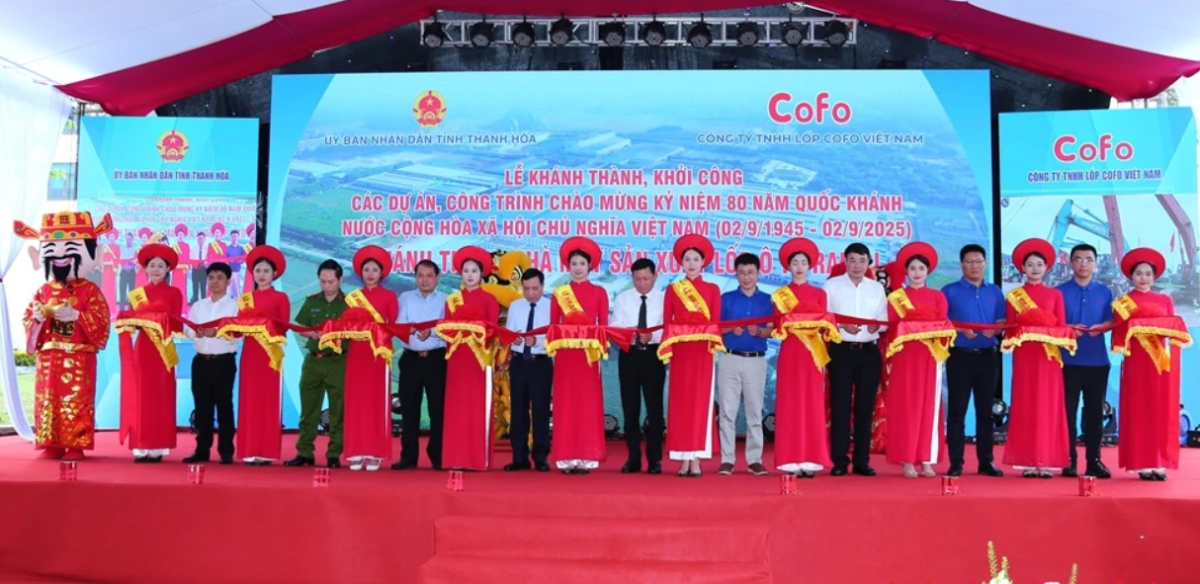 Các đại biểu thực hiện nghi thức cắt băng khánh thành