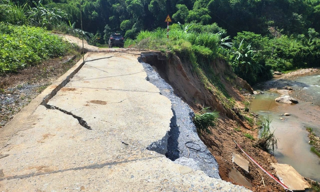 Một đoạn đường vào bản Sa Ná bị sạt lở nghiêm trọng do bão số 3 gây ra