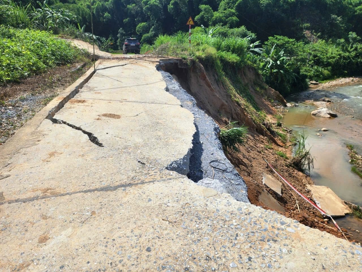 Một đoạn đường vào bản Sa Ná bị sạt lở nghiêm trọng do bão số 3 gây ra