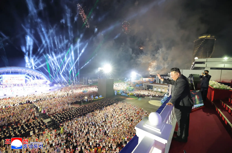 Nhà lãnh đạo Triều Tiên Kim Jong-un vẫy tay chào đám đông tại lễ khai trương khu du lịch.