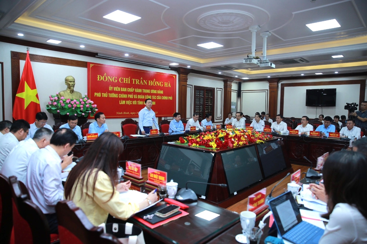 Phó Thủ tướng Trần Hồng Hà nhấn mạnh Ninh Bình cần tiếp cận quy hoạch phát triển với tầm nhìn mới, trong đó chuyển đổi xanh và chuyển đổi số là hai trụ cột chiến lược. (Ảnh: Minh Khôi)