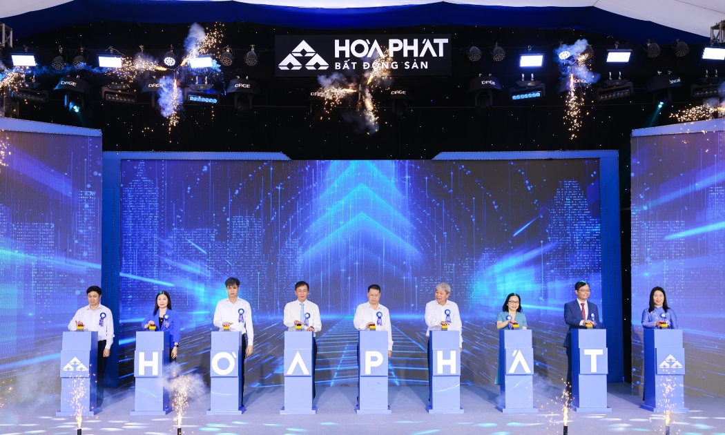 Ông Nguyễn Mạnh Hùng, Phó Bí thư Tỉnh ủy, Chủ tịch Ủy ban MTTQ Việt Nam tỉnh Hưng Yên, các đại biểu và Ban lãnh đạo Công ty nhấn nút khởi công dự án khu nhà ở công nhân, nhà ở xã hội tại Khu công nghiệp Yên Mỹ II.