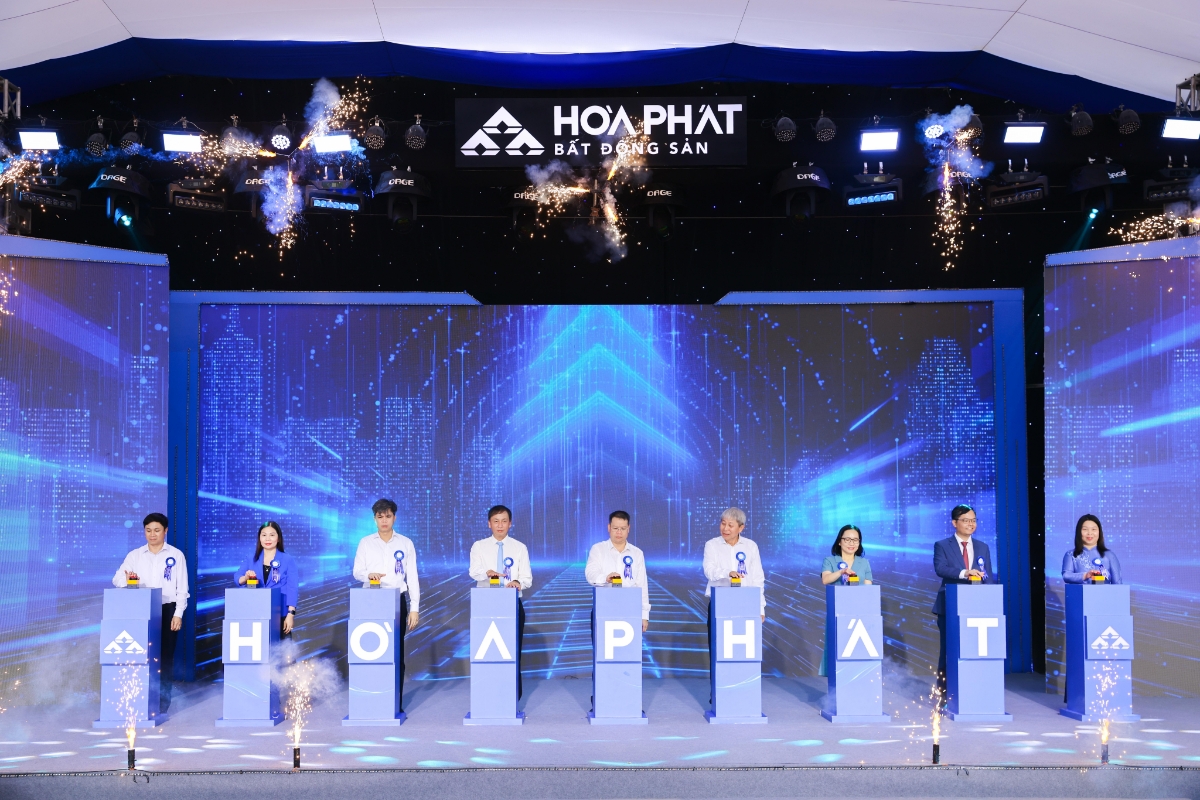 Ông Nguyễn Mạnh Hùng, Phó Bí thư Tỉnh ủy, Chủ tịch Ủy ban MTTQ Việt Nam tỉnh Hưng Yên, các đại biểu và Ban lãnh đạo Công ty nhấn nút khởi công dự án khu nhà ở công nhân, nhà ở xã hội tại Khu công nghiệp Yên Mỹ II.