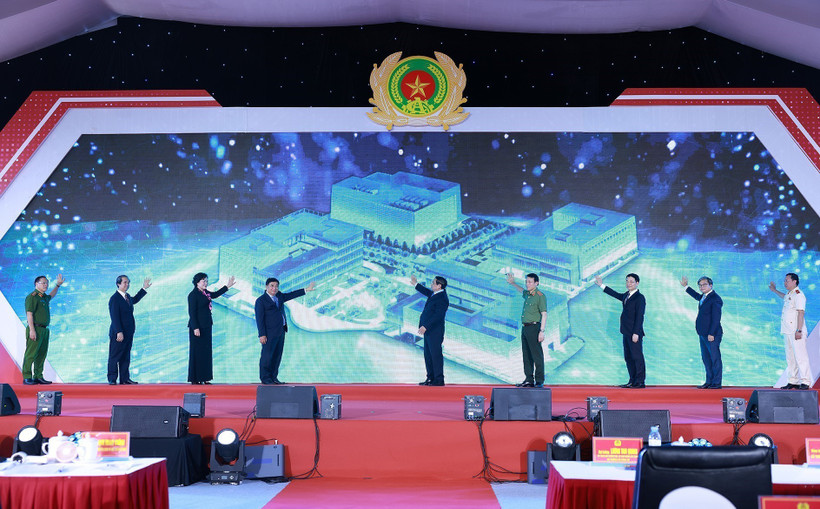 Prime Minister Pham Minh Chinh (fifth from right) and officials launch National Data Centre No. 1 and the national database system based at this centre on August 18. (Photo: VNA)