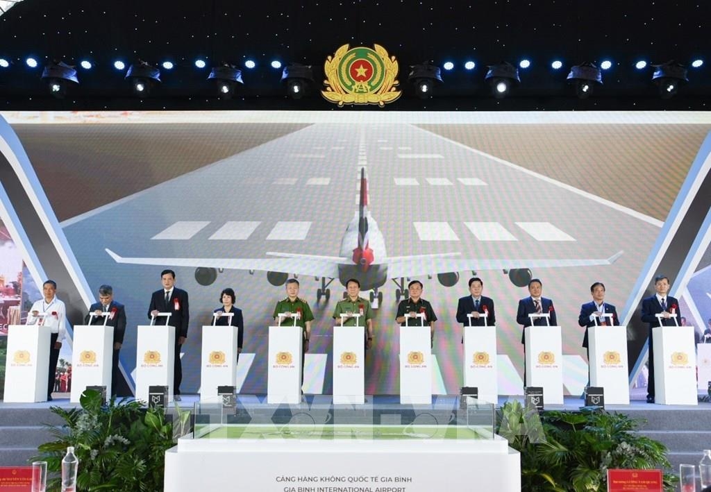 Các đại biểu thực hiện nghi thức khởi công xây dựng Cảng HKQT Gia Bình. Ảnh: TTXVN