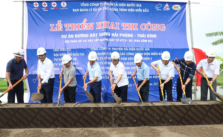 Lãnh đạo EVNNPT và các đơn vị liên quan thực hiện nghi thức khởi công đường dây 500kV Hải Phòng - Thái Bình vào ngày 17/8 vừa qua. Ảnh: VGP