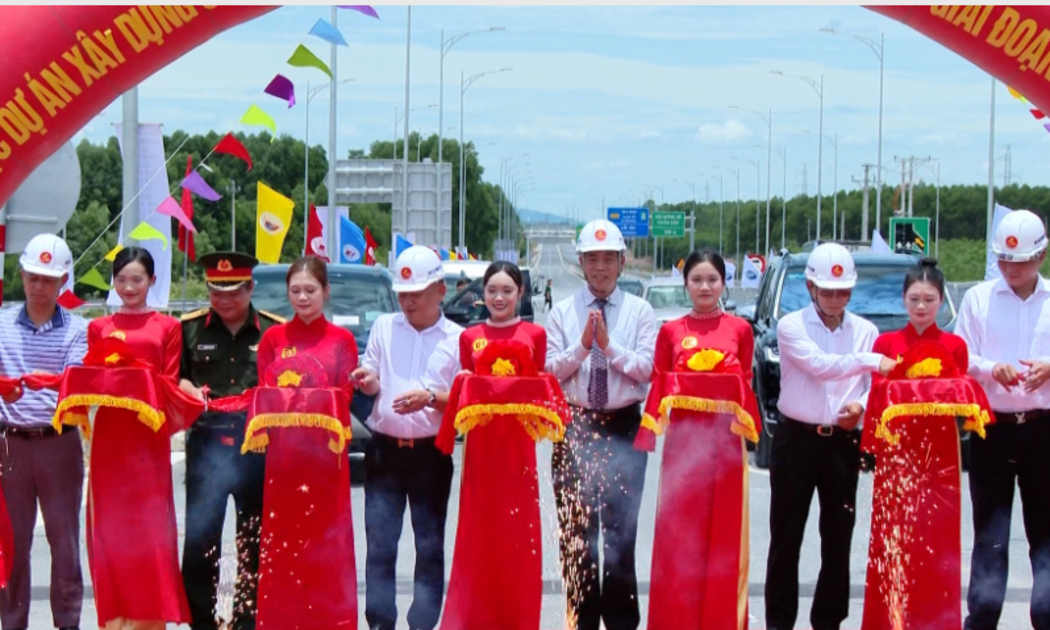 Các đại biểu cắt băng khánh thành Dự án thành phần đoạn Vạn Ninh – Cam Lộ giai đoạn 2021 - 2025. Ảnh: Biên Cương