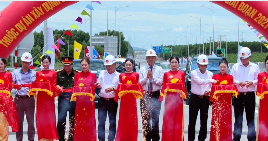Các đại biểu cắt băng khánh thành Dự án thành phần đoạn Vạn Ninh – Cam Lộ giai đoạn 2021 - 2025. Ảnh: Biên Cương