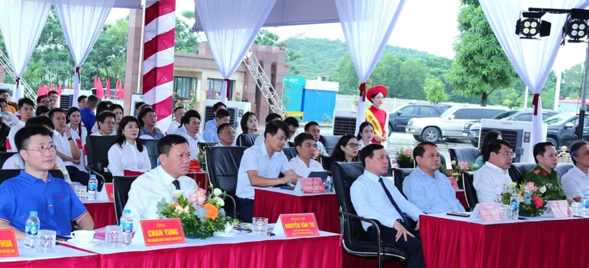 Các đại biểu tham dự buổi lễ