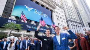 Ông Brendan Blumer, Chủ tịch Bullish và ông Tom Farley, Giám đốc Điều hành Bullish, chụp ảnh với nhân viên trong đợt IPO tại Sở Giao dịch Chứng khoán New York