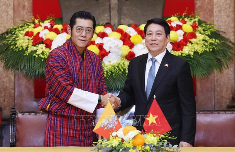 Chủ tịch nước Lương Cường và Quốc vương Bhutan Jigme Khesar Namgyel Wangchuck. Ảnh: TXVN
