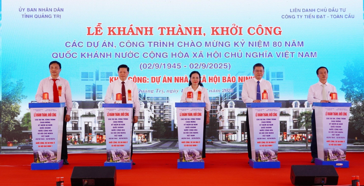 Các đại biểu bấm nút khởi công xây dựng Dự án khu Nhà ở xã hội Bảo Ninh 1 với 432 căn hộ