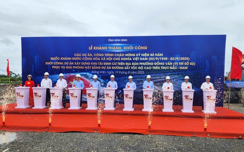 Phó Thủ tướng Trần Hồng Hà cùng các đại biểu cắt băng khởi công dự án xây dựng Khu tái định cư tại phường Đồng Văn 