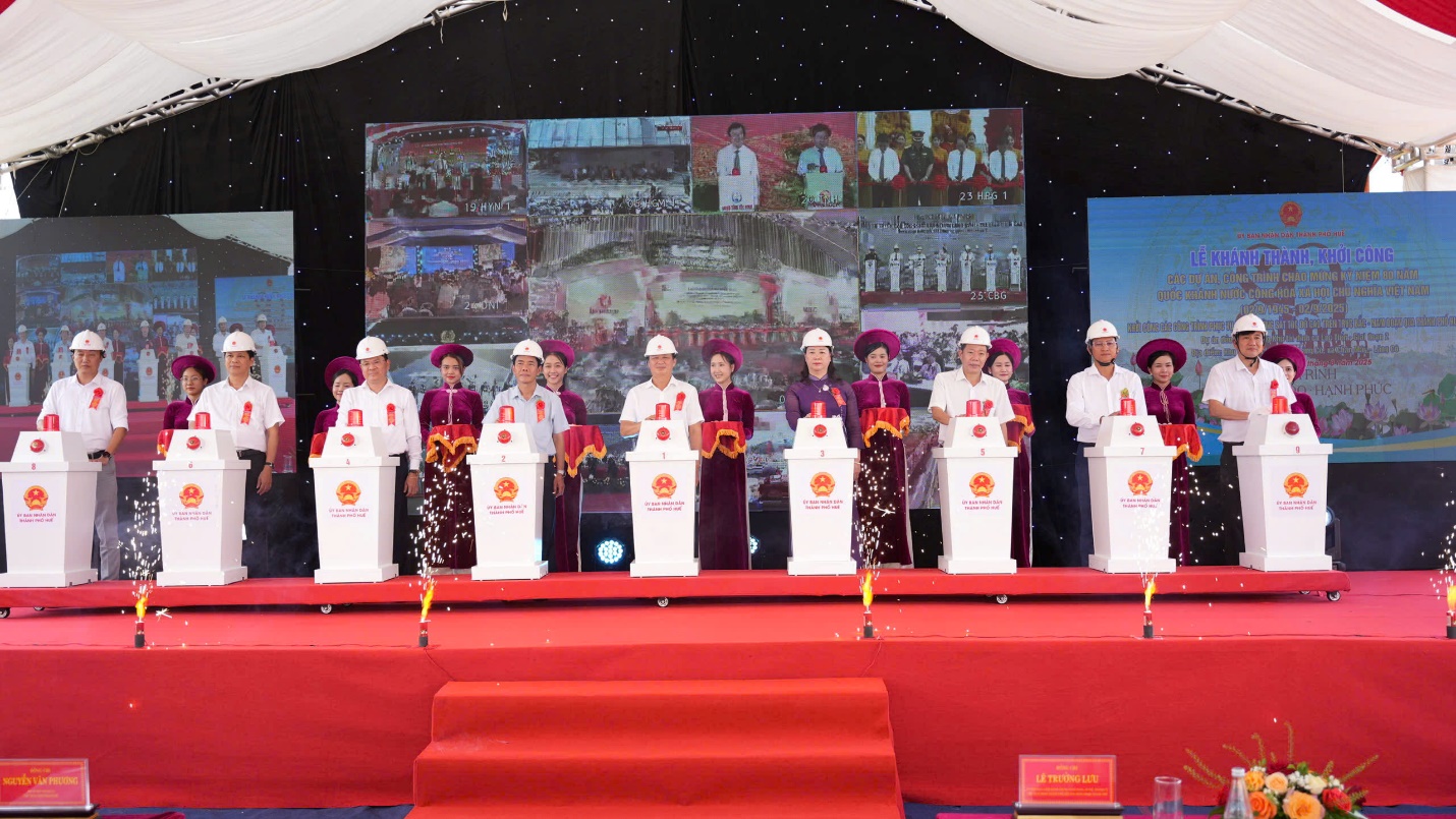 Các đại biểu thực hiện nghi thức khởi công dự án đầu tư xây dựng khu tái định cư Lộc Tiến - giai đoạn 2 tại thành phố Huế vào sáng ngày 19/8/2025
