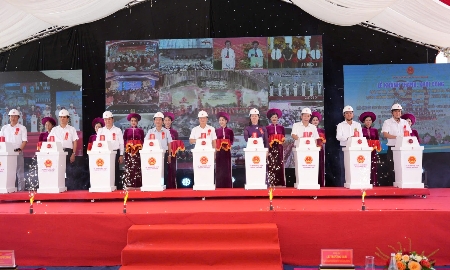 Các đại biểu thực hiện nghi thức khởi công dự án đầu tư xây dựng khu tái định cư Lộc Tiến - giai đoạn 2 tại thành phố Huế vào sáng ngày 19/8/2025