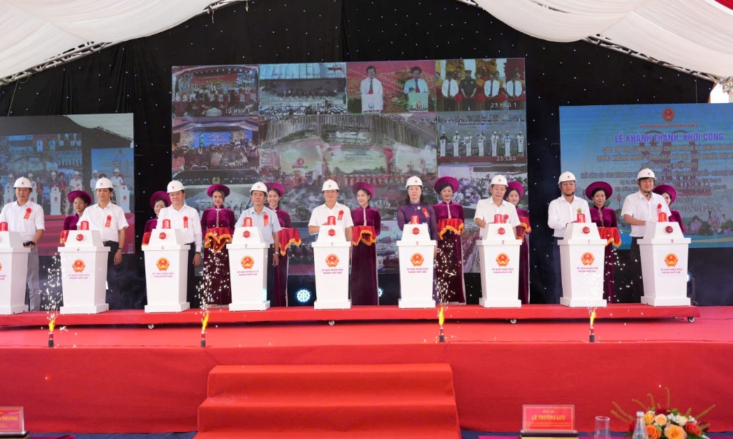 Các đại biểu thực hiện nghi thức khởi công dự án đầu tư xây dựng khu tái định cư Lộc Tiến - giai đoạn 2 tại thành phố Huế vào sáng ngày 19/8/2025