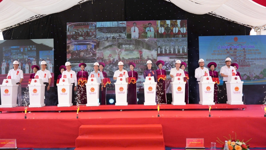 Các đại biểu thực hiện nghi thức khởi công dự án đầu tư xây dựng khu tái định cư Lộc Tiến - giai đoạn 2 tại thành phố Huế vào sáng ngày 19/8/2025