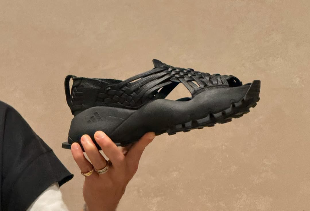 Mẫu giày Adidas “Oaxaca slip-on”.