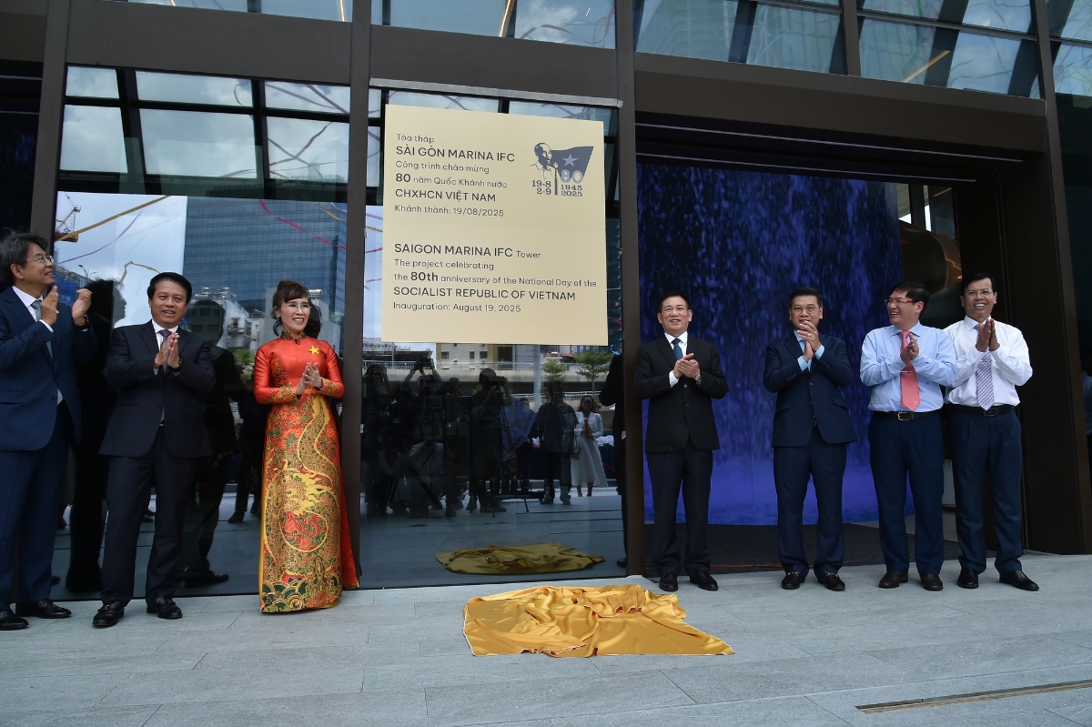 Phó Thủ tướng Hồ Đức Phớc và các đại biểu thực hiện nghi thức khánh thành Trung tâm Tài chính Quốc tế Saigon Marina (Saigon Marina IFC) tại số 2 Tôn Đức Thắng, phường Sài Gòn - Ảnh: VGP/Trần Mạnh.