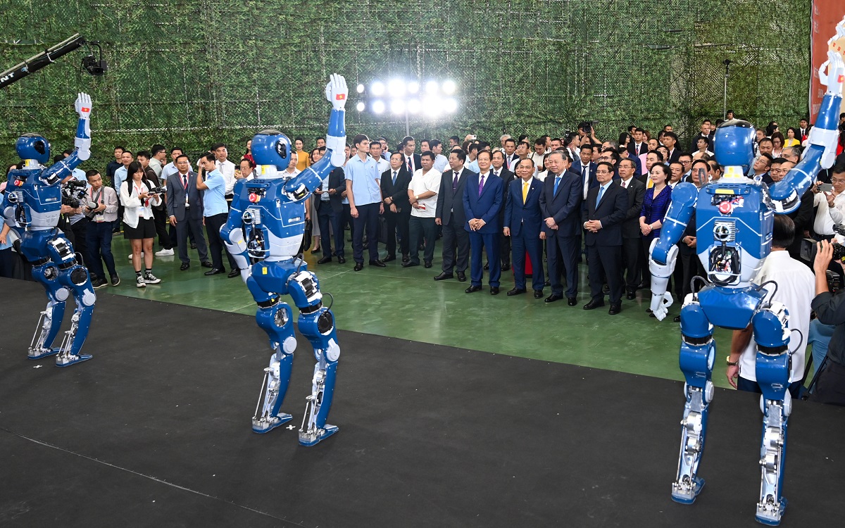 Các Lãnh đạo Đảng, Nhà nước và Chính phủ xem màn đồng diễn robot của VinMotion (thành viên Tập đoàn Vingroup) tại lễ khánh thành Trung tâm Hội chợ Triển lãm Quốc gia.