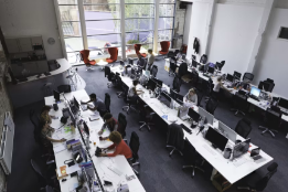 Chủ tịch phụ trách cơ sở hạ tầng AI Cisco bác bỏ ý kiến cho rằng các công ty có nên cắt giảm việc tuyển dụng sinh viên mới ra trường do AI.