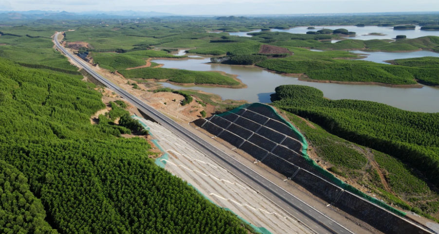 Một đoạn tuyến đường bộ cao tốc Vạn Ninh – Cam Lộ nhìn từ trên cao. Ảnh: Biên Cương